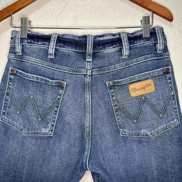 Wrangler Boyfriend Woman’s Jeans, Size 27x29, Slightly Distressed - Picture 14 of 16